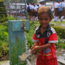I landsbyen Poetete har livet til flere hundre familier endret seg etter de fikk enklere tilgang på rent drikkevann. Foto: UNDP